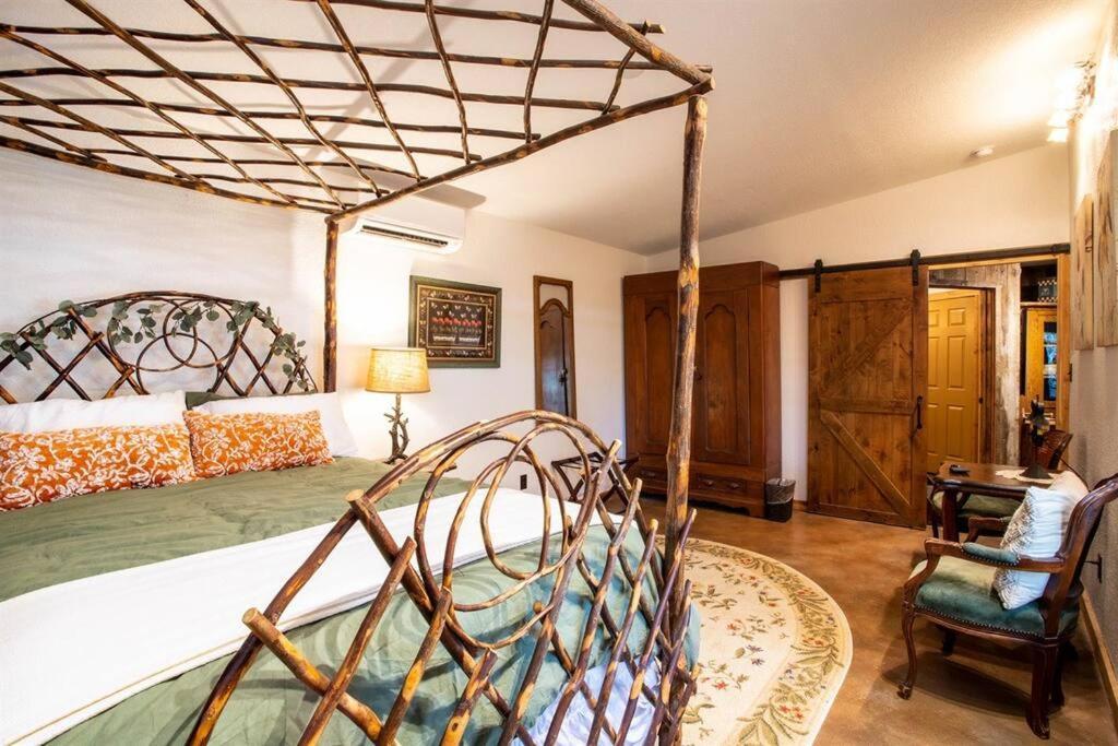 Vila Pet Friendly! Hot Tub, 2Mins From Main, Fire Pit Fredericksburg Exteriér fotografie